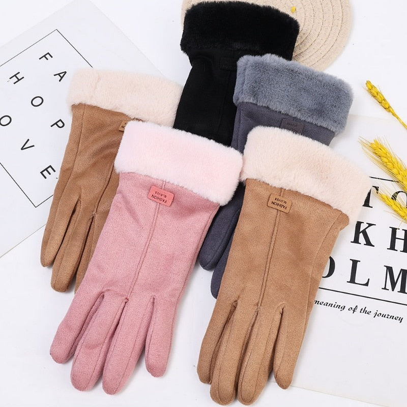 Damenhandschuhe aus Wildlederimitat mit weichem Fleecefutter in verschiedenen Farben. Wintermode, warme Handschuhe, stilvolles Accessoire.