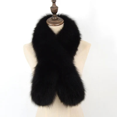 Eleganter schwarzer Kunstpelzschal auf Schneiderpuppe, ideal für Wintermode, stilvolles Accessoire, warm und luxuriös, perfekt für kalte Tage.