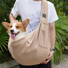 Mann trägt Corgi in beiger Hundetragetasche, Outdoor, bequem, Haustiertransport.