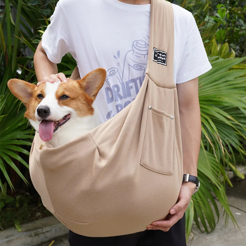 Mann trägt Corgi in beiger Hundetragetasche, Outdoor, bequem, Haustiertransport.