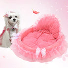 Rosa Hundebett mit Rüschen, Plüschmaterial, ideal für kleine Hunde, luxuriöses Haustierzubehör.