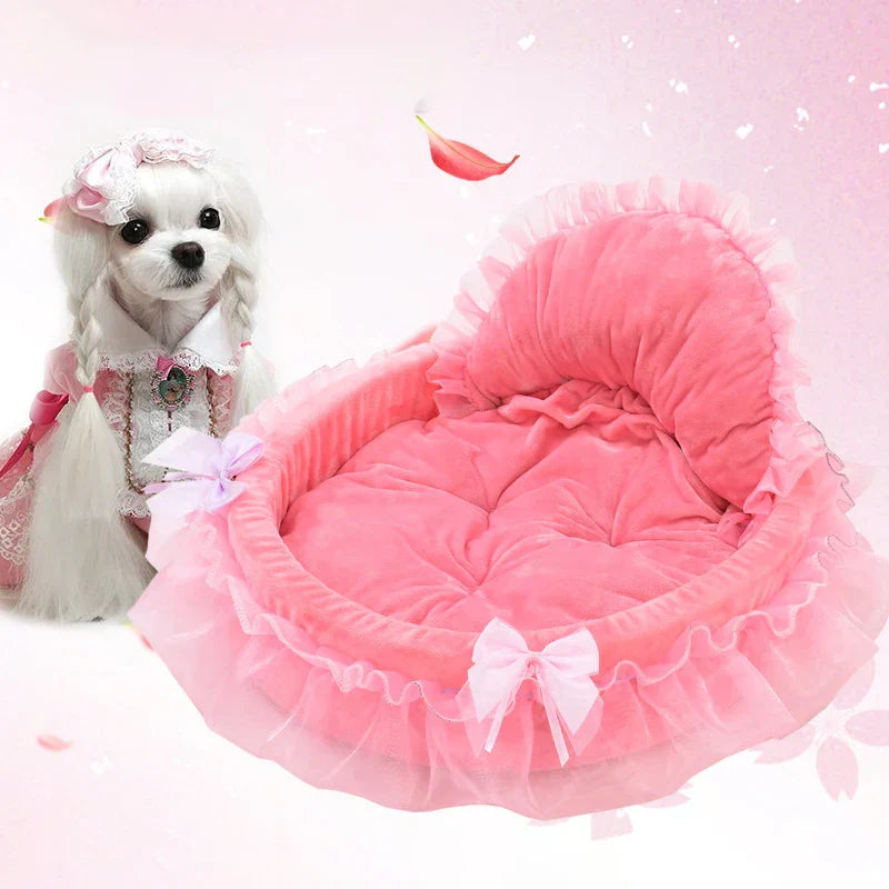 Rosa Hundebett mit Rüschen, Plüschmaterial, ideal für kleine Hunde, luxuriöses Haustierzubehör.