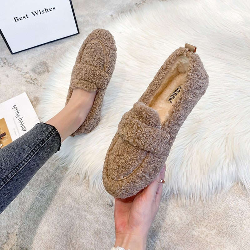 Damen Hausschuhe aus Plüsch, warm und bequem, ideal für den Winter. Flauschige Pantoffeln, rutschfest, in modischem Design.