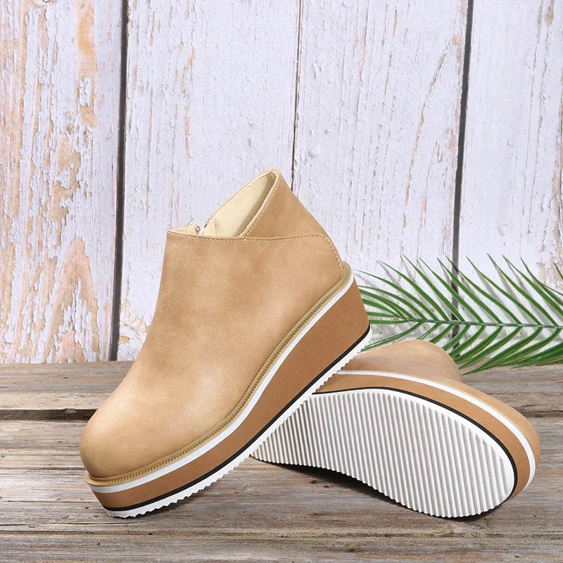 Damen Plateau-Sneaker in Beige mit Keilabsatz, rutschfester Sohle und modernem Design. Perfekt für stilvolle Freizeit- und Alltagslooks.
