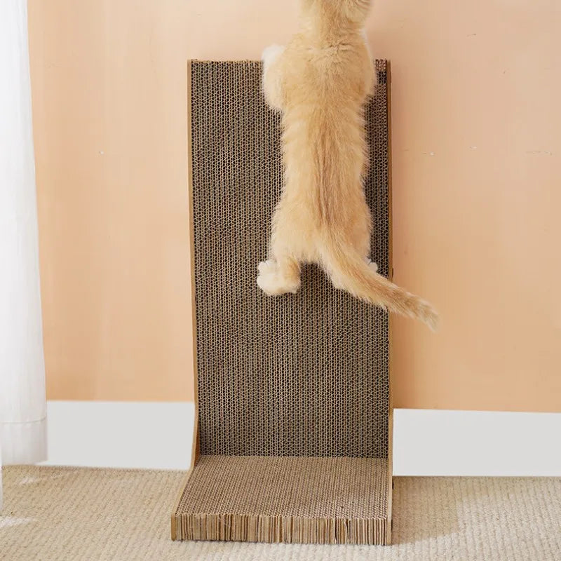 Katzenkratzbrett aus Wellpappe, vertikal, beige, mit spielender Katze, Kratzmöbel für Katzen.