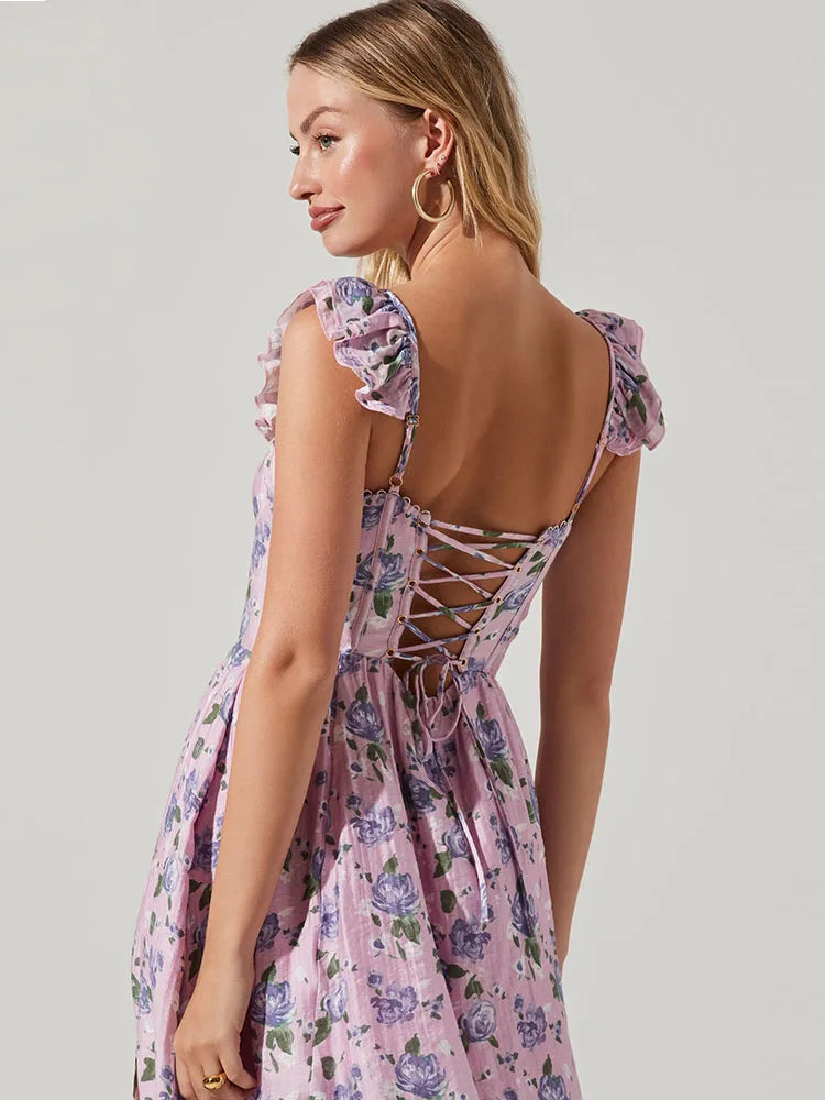 Lila Blumenkleid mit Rüschenärmeln und Schnürung am Rücken, ideal für Sommermode. Perfekt für elegante Anlässe und trendige Outfits.