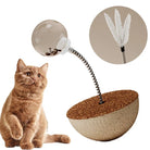 Katzenspielzeug mit Feder, transparentem Ball und Kratzfläche, interaktiv, beige.