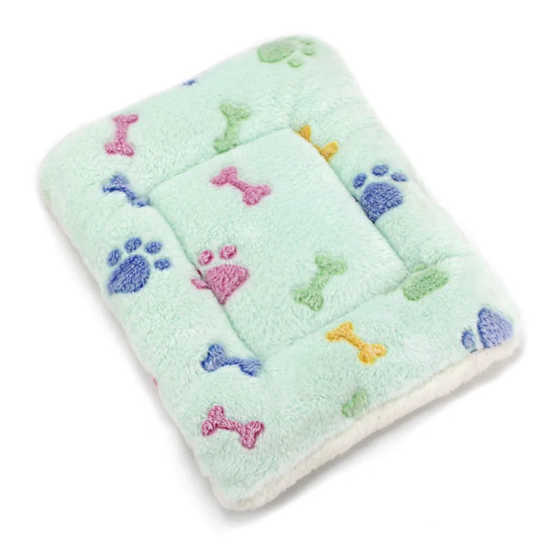 Weiches Hundebett, grün, mit bunten Pfoten- und Knochenmotiven, gemütlich, waschbar.