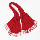 Roter Schal aus Kaschmir mit Fransen, weich und elegant, ideal für Herbst und Winter. Perfektes Accessoire für Damenmode und Geschenkideen.