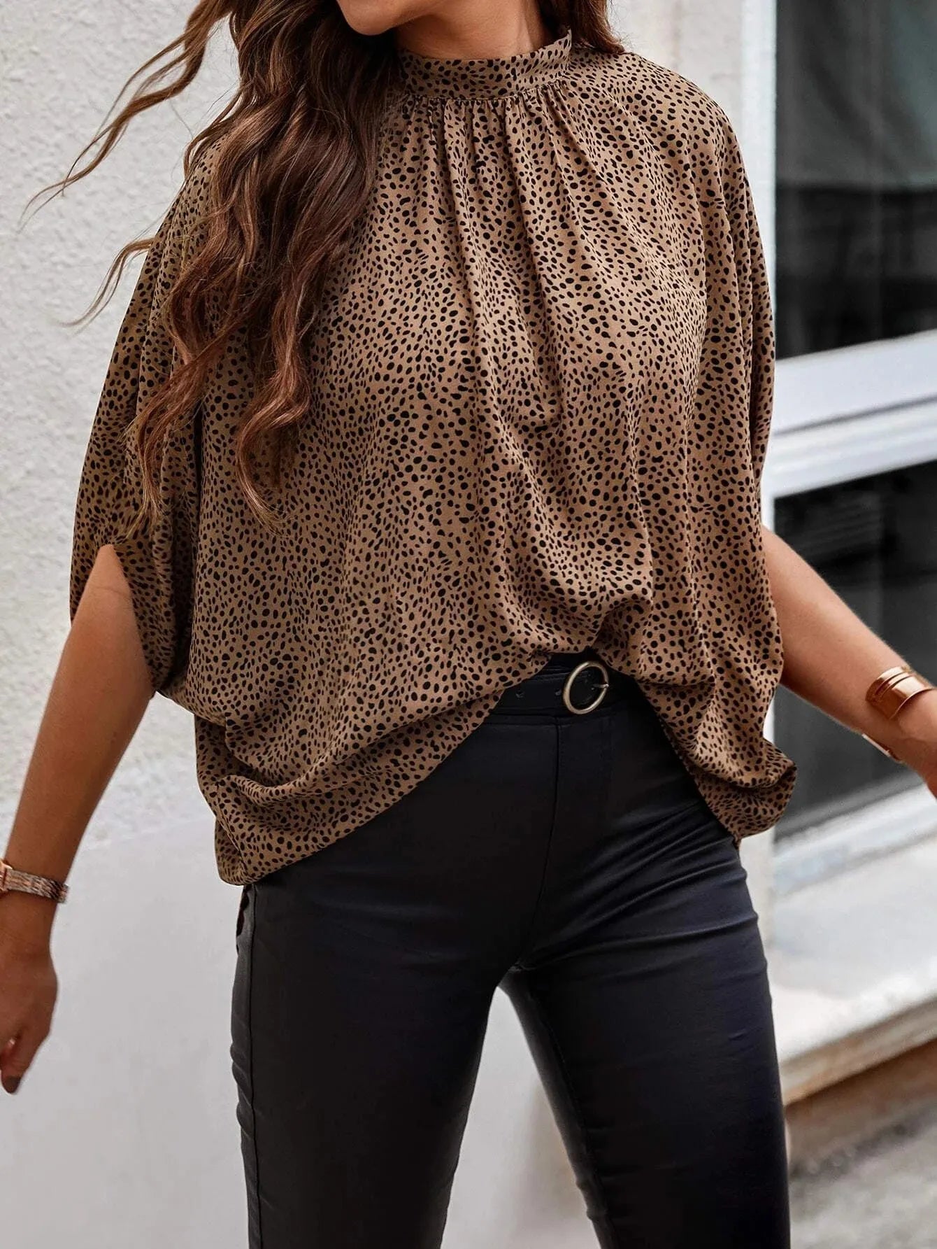 Damenbluse mit Leopardenmuster, lässig und modisch, ideal für Herbstmode. Perfekt kombinierbar mit schwarzen Hosen für einen eleganten Look.