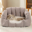 Katzenbett grau, plüschig, gemütlich, Haustierbett für Katzen, weiches Material, Wohnzimmer.