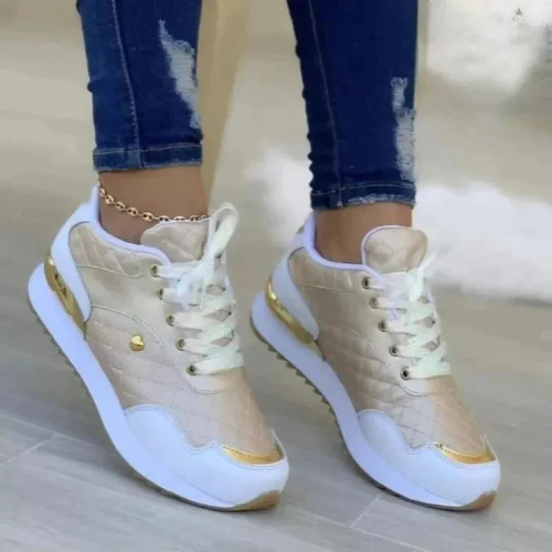 Damen-Sneaker in Beige und Weiß mit goldenen Akzenten, ideal für Freizeit und Sport. Modische Turnschuhe, bequem und stilvoll.