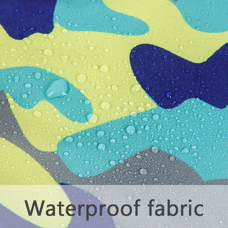 Wasserdichter Stoff mit buntem Camouflage-Muster, ideal für Outdoor-Bekleidung und Accessoires. Langlebig, wasserabweisend, vielseitig einsetzbar.