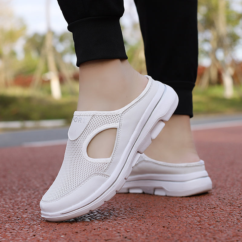 Weiße Damen-Sneaker mit Mesh-Obermaterial, atmungsaktiv und bequem, ideal für Freizeit und Sport. Perfekte Schuhe für den Sommer.
