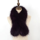 Luxuriöser, dunkelvioletter Kunstpelzschal auf Schneiderpuppe. Perfekt für stilvolle Wintermode, warm und elegant. Ideal für Damenaccessoires.