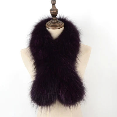 Luxuriöser, dunkelvioletter Kunstpelzschal auf Schneiderpuppe. Perfekt für stilvolle Wintermode, warm und elegant. Ideal für Damenaccessoires.