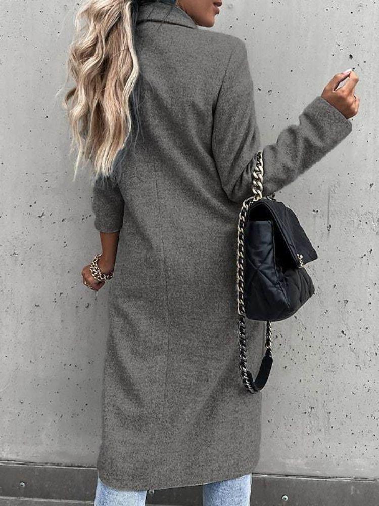 Damenmantel in Grau, elegant und zeitlos, kombiniert mit schwarzer Umhängetasche. Perfekt für Herbstmode und stilvolle Outfits.