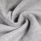 Graues Strickgewebe, weiche Textur, ideal für Pullover und Decken. Hochwertiger Stoff, perfekt für gemütliche Wintermode und Heimtextilien.