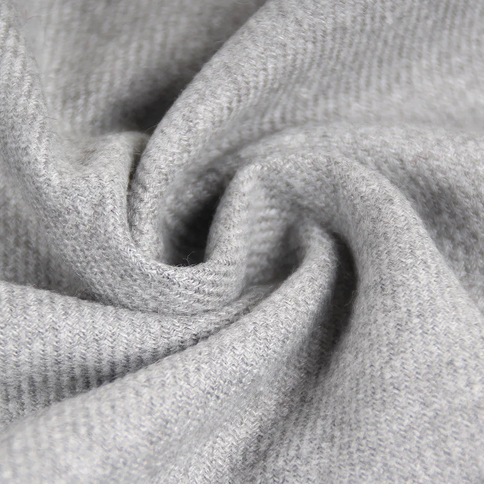 Graues Strickgewebe, weiche Textur, ideal für Pullover und Decken. Hochwertiger Stoff, perfekt für gemütliche Wintermode und Heimtextilien.