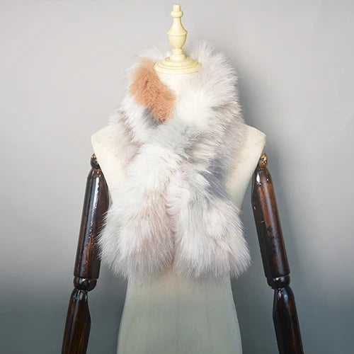 Luxuriöser Kunstpelzschal in Weiß und Beige auf Schneiderpuppe. Modisches Accessoire, weich und elegant, ideal für Winteroutfits.