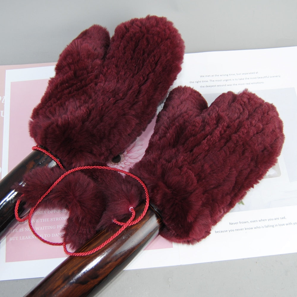 Warme, weinrote Kunstfell-Fäustlinge mit Kordel, ideal für Wintermode und kalte Tage. Flauschige Handschuhe für Damen, stilvoll und funktional.