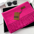 Gerunsi pinker Schal mit Fransen, luxuriös und stilvoll, ideal für Damenmode. Perfekt als modisches Accessoire oder Geschenkidee.