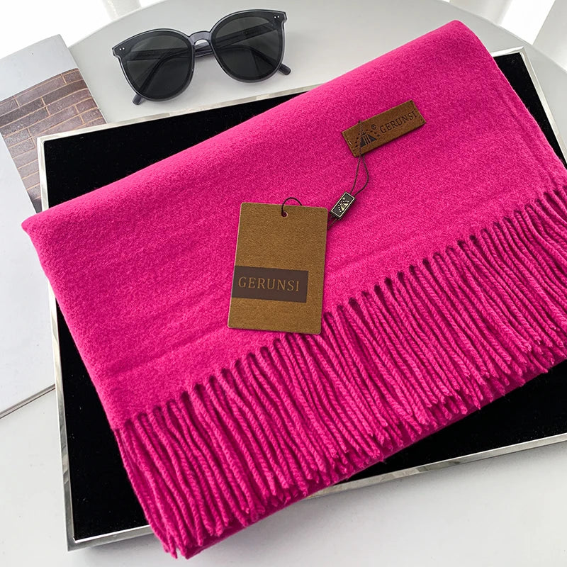 Gerunsi pinker Schal mit Fransen, luxuriös und stilvoll, ideal für Damenmode. Perfekt als modisches Accessoire oder Geschenkidee.