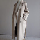 Eleganter Damen-Wollmantel in Beige, ideal für Herbst und Winter. Stilvoller, langer Schnitt mit Knöpfen und Taschen. Perfekt für modische Outfits.