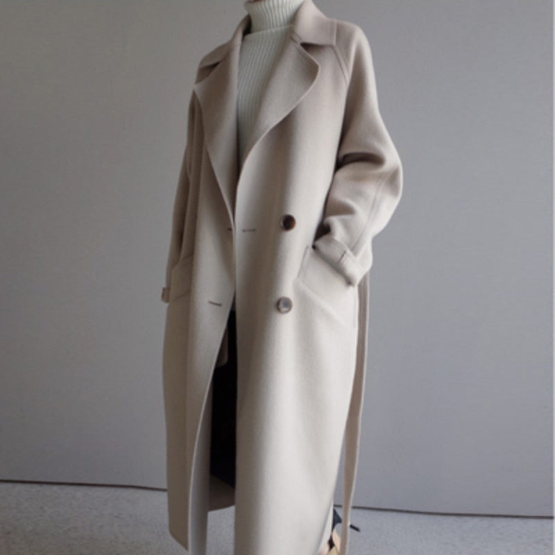 Eleganter Damen-Wollmantel in Beige, ideal für Herbst und Winter. Stilvoller, langer Schnitt mit Knöpfen und Taschen. Perfekt für modische Outfits.