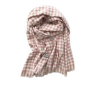 Rosa-weiß karierter Schal aus weichem Stoff, ideal für Herbst und Winter. Modisches Accessoire, das Wärme und Stil vereint.