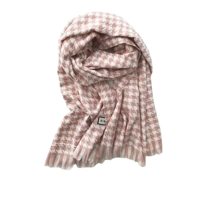 Rosa-weiß karierter Schal aus weichem Stoff, ideal für Herbst und Winter. Modisches Accessoire, das Wärme und Stil vereint.