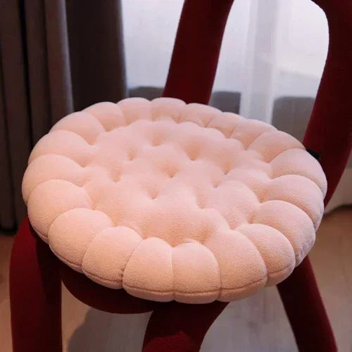 Runder, gepolsterter Sitzkissenbezug in Creme auf rotem Stuhl, modernes Design, Wohnzimmer.