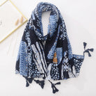 Eleganter blauer Schal mit abstraktem Muster und Quasten, ideal für Damenmode. Perfekt als Accessoire für Herbst- und Winteroutfits.