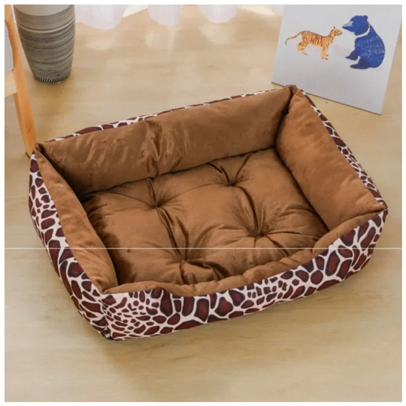 Braunes Hundebett mit Giraffenmuster, rechteckig, weiches Material, ideal für Haustiere.