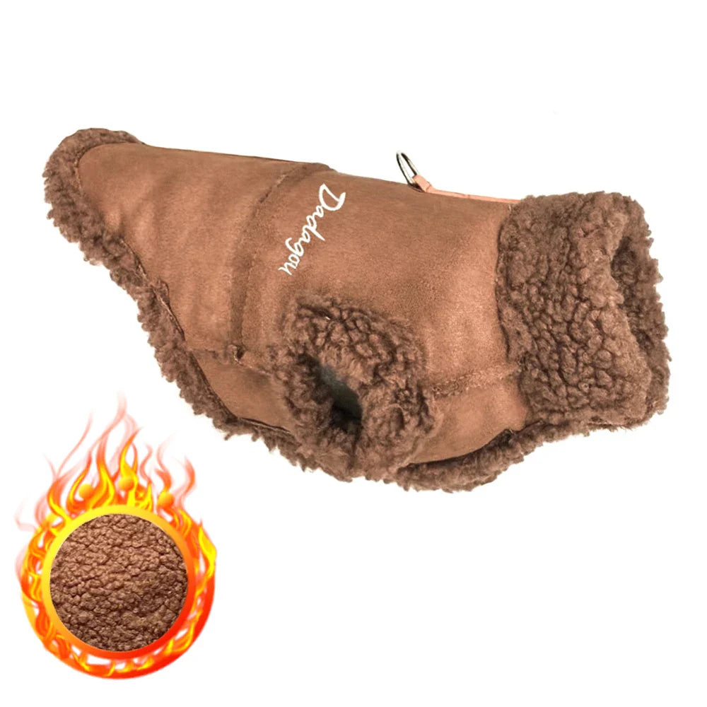 Warmer Hundemantel aus braunem Fleece, ideal für kalte Wintertage. Bequem, isolierend und stilvoll für kleine bis mittelgroße Hunde.