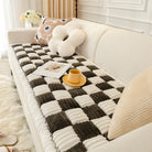 Beige Sofa mit kariertem Überwurf, Kissen und gelber Tasse, modernes Wohnzimmerdekor.