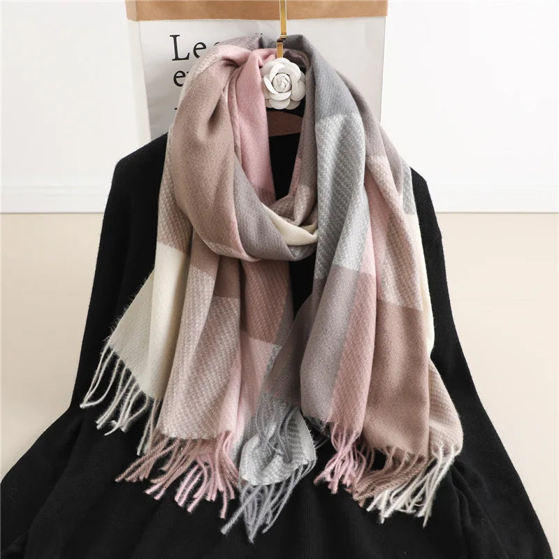 Eleganter Damen-Schal in Pastellfarben, kariert, aus weichem Material. Perfekt für Herbst und Winter. Modisches Accessoire mit Fransen.