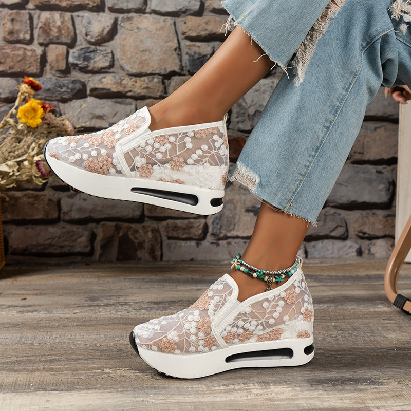 Damen-Sneaker mit Keilabsatz, florales Spitzenmuster, atmungsaktiv, ideal für Frühling und Sommer, modisch und bequem.
