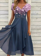 Elegantes Damenkleid mit fließendem Rock und floraler Spitze in Lila. Perfekt für besondere Anlässe. Hochwertige Abendmode, stilvoll und feminin.