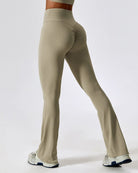 Beige Yogahose mit hoher Taille und Bootcut-Design, ideal für Fitness und Freizeit. Komfortable Passform, atmungsaktives Material, modisch und funktional.