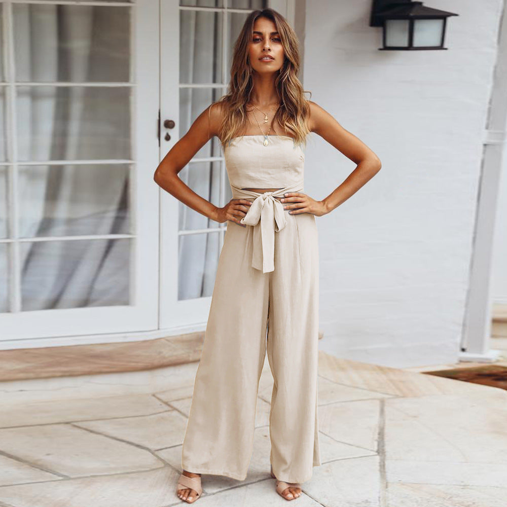 Eleganter beigefarbener Jumpsuit für Damen, ärmellos mit Taillengürtel, ideal für Sommermode und stilvolle Freizeitoutfits.