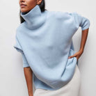 Damenpullover mit Rollkragen in Hellblau, weicher Strick, modisch und bequem, ideal für Herbst und Winter. Perfekt für stilvolle Outfits.