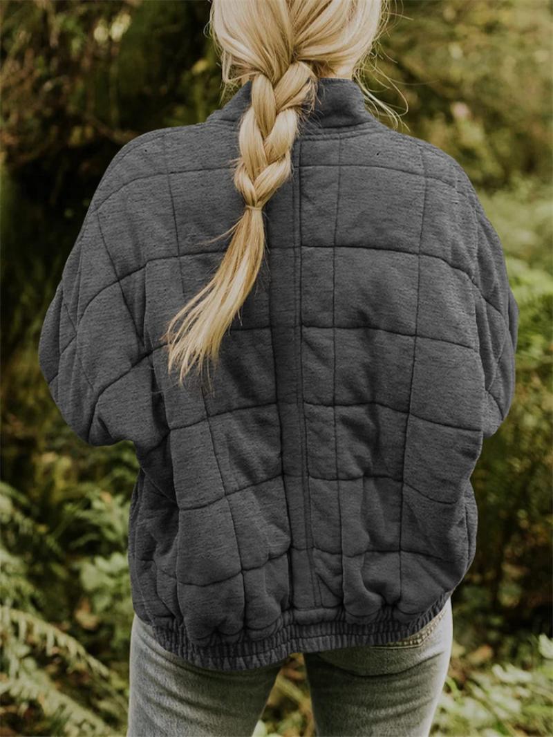 Damen Steppjacke in Dunkelgrau, ideal für Herbstmode. Bequeme, warme Jacke mit Zopfmuster, perfekt für Outdoor-Aktivitäten und Freizeit.