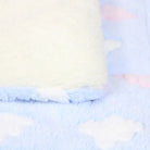 Weiche Babydecke aus Fleece, blau-weiß mit Wolkenmuster, kuschelig und warm.