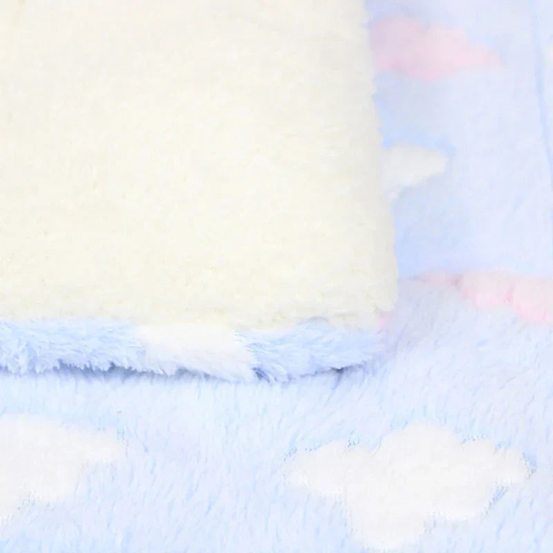 Weiche Babydecke aus Fleece, blau-weiß mit Wolkenmuster, kuschelig und warm.