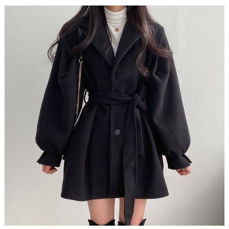 Eleganter schwarzer Damenmantel mit Gürtel, ideal für Herbst und Winter. Modischer Wollmantel, warm und stilvoll, perfekt für kalte Tage.