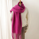 Weicher, pinker Schal aus Kaschmir auf weißem Pullover, ideal für Herbstmode. Luxuriöses Accessoire, warm und stilvoll für Damen.