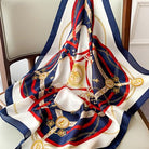 Luxuriöses Seidentuch mit elegantem Ketten- und Gürtelmuster, marineblau und rot, ideal als modisches Accessoire oder Halstuch.
