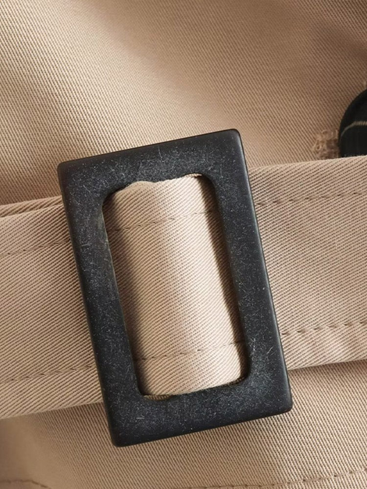 Beige Stoffgürtel mit rechteckiger, schwarzer Metallschnalle. Modisches Accessoire, ideal für Casual-Outfits und vielseitige Stiloptionen.