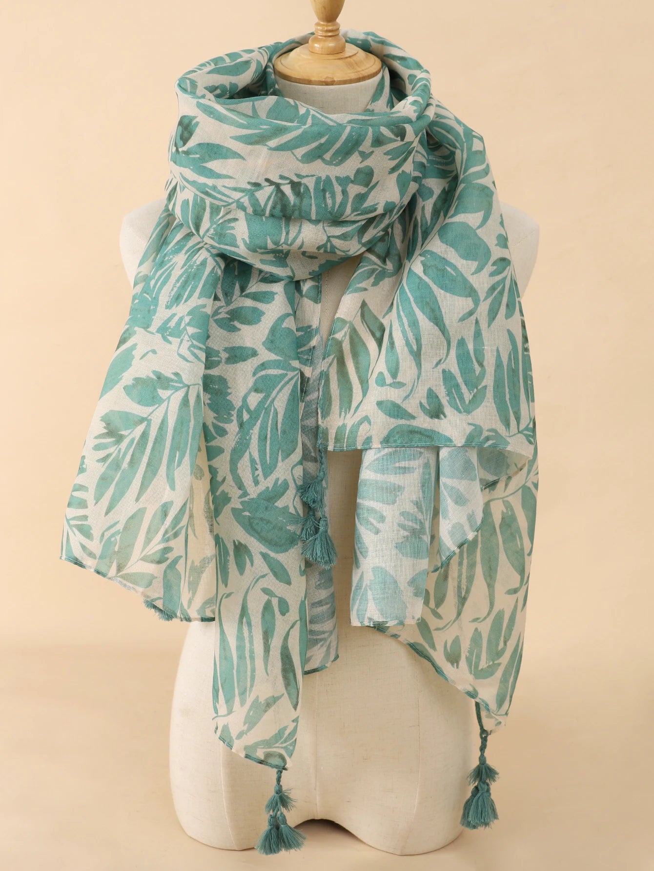 Eleganter, blauer Schal mit Blattmuster aus Baumwolle, ideal für Damenmode. Perfekt als Accessoire für Frühling und Sommer.